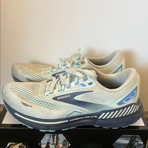 Brooks Women’s Adrenaline GTS lite blue and navy blue. In great shape.